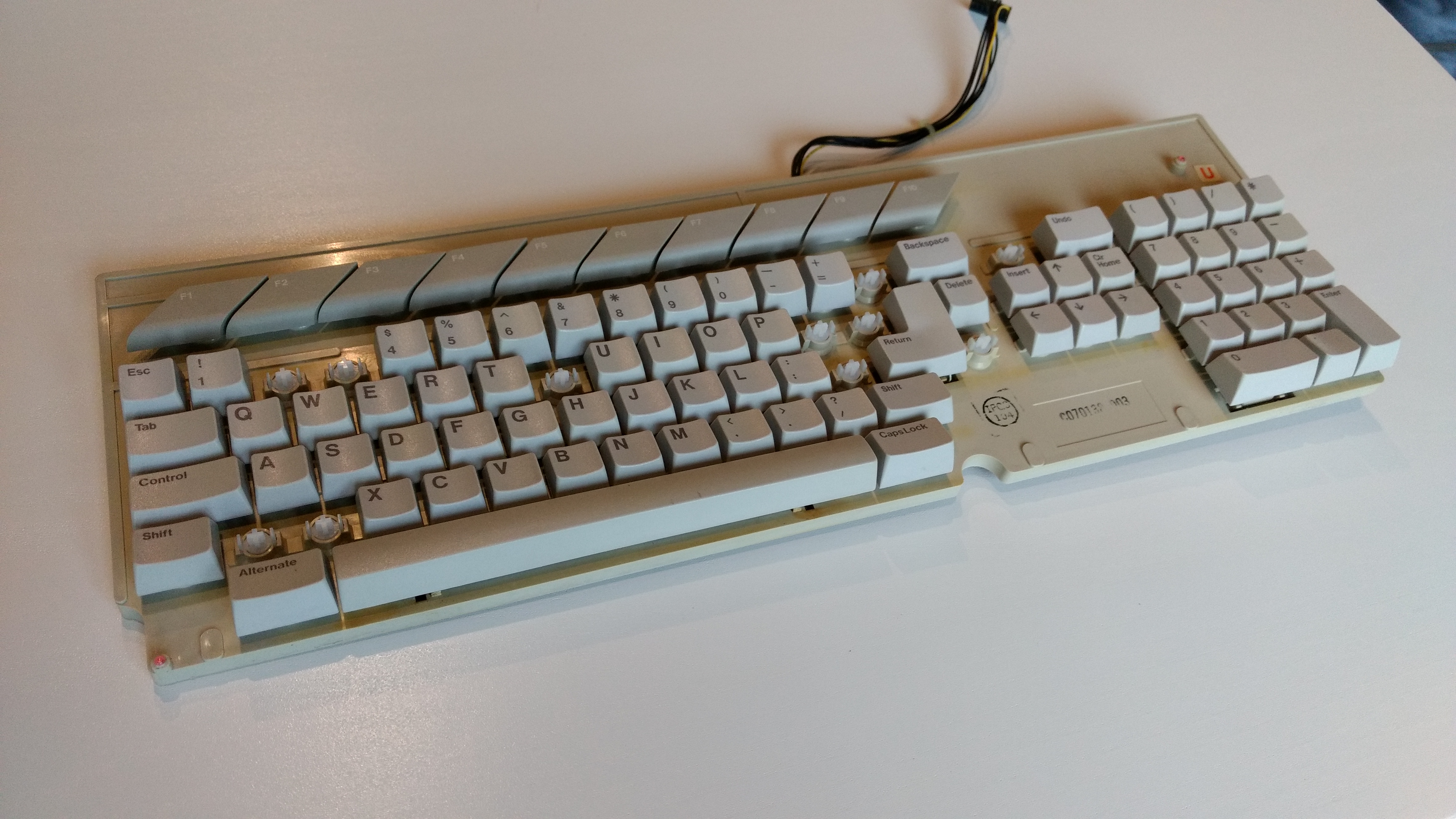  Building the keyboard with these white keys on that clean board, it is so satisfying :-) 