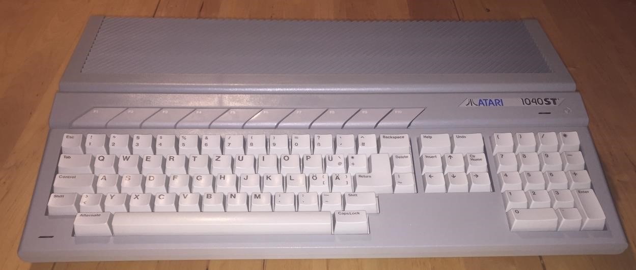  My new Atari STe, in pretty good condition. I found it on Ebay for the acceptable price of 108€. 